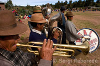 La orquesta del pueblo de Llachón anima a sus jugadores de fútbol. 